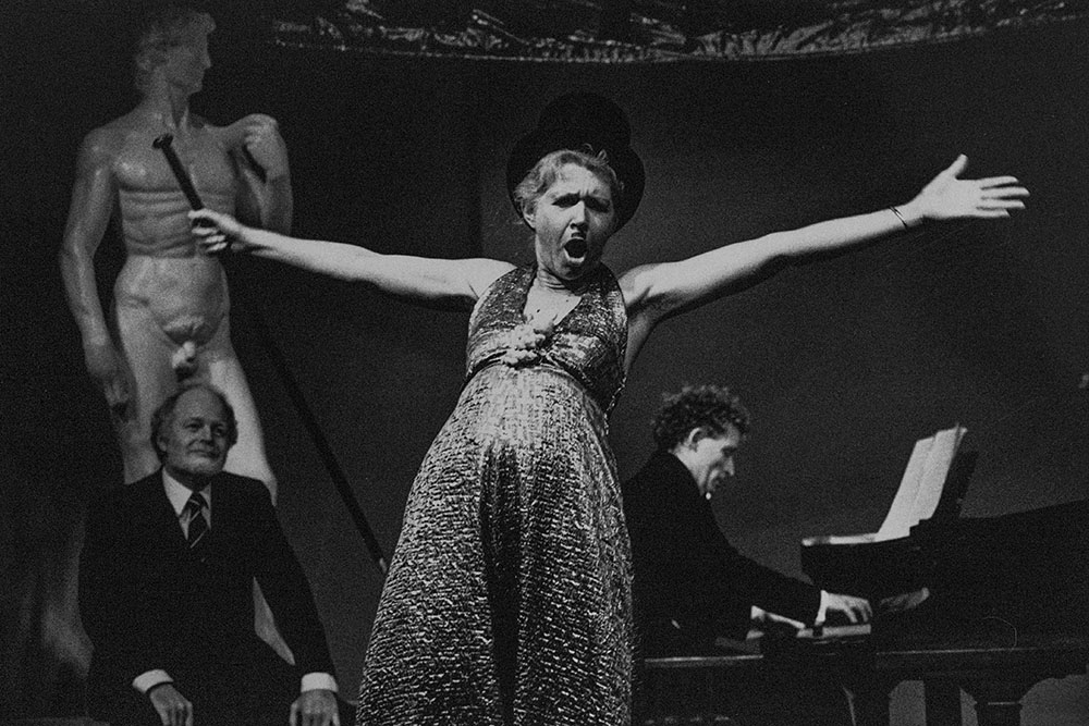 Production still for "Buena Vista". L-R: Robin Cuming as Dobson, Helen Tripp as Daphne, Jack Weiner (pianist). Photographer: Jeff Busby